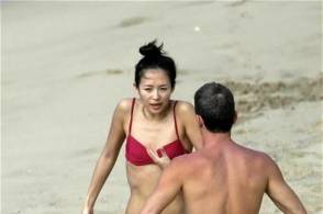 2009年,章子怡与洋男友海边嬉戏,留下81张照片成为其一生之痛