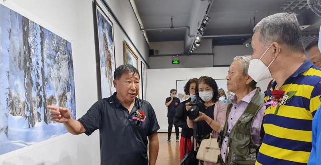 【晨报快讯】延边摄影名家邀请展——刘兵“中国东北虎”摄影艺术作品展开展_腾讯新闻