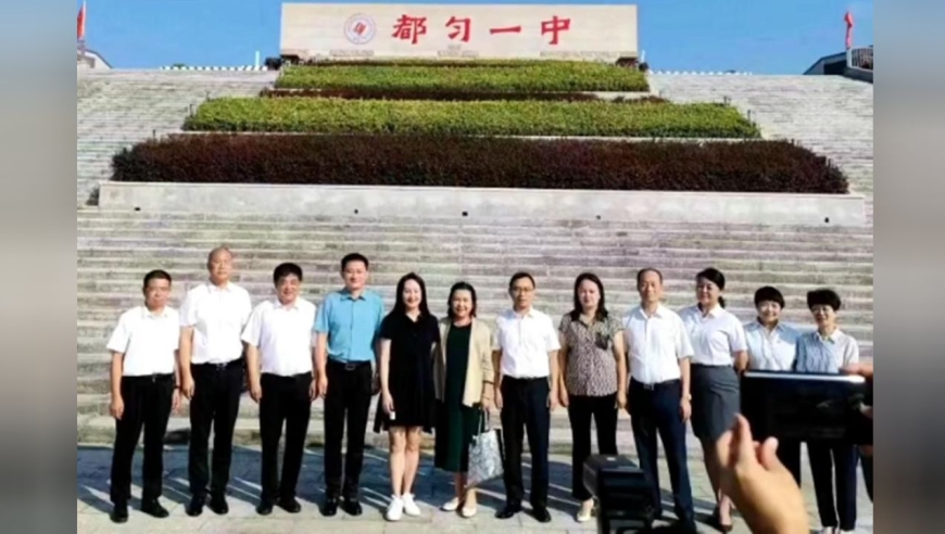 孟晚舟现身贵州,回访母校都匀一中,与校领导校门口合影