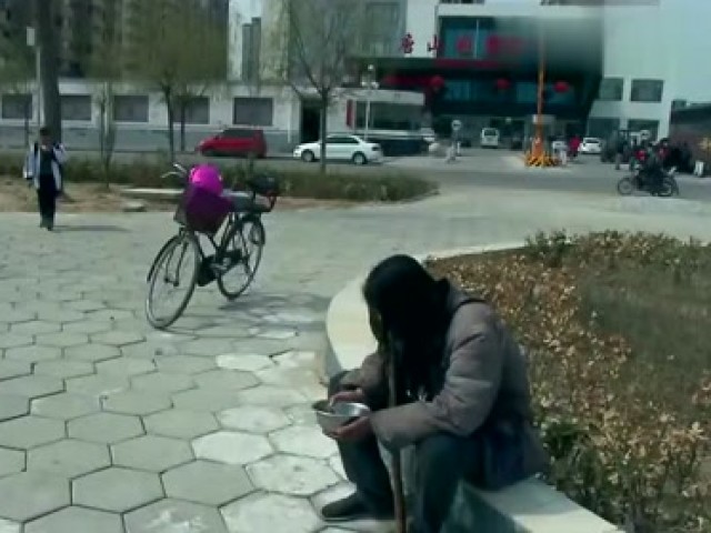 乞丐救了美女 结果真寒心
