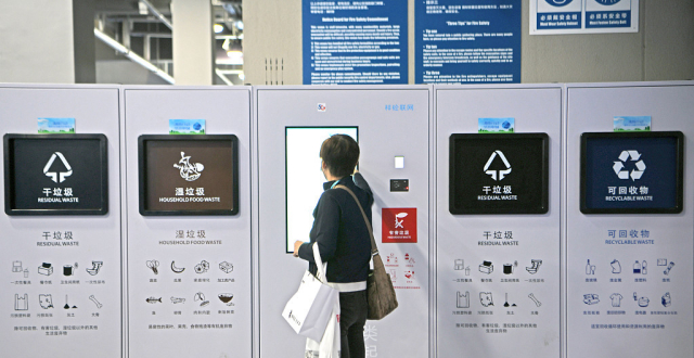 小包垃圾乱丢弃成垃圾分类顽疾，上海倡导市民“随手拍、随手改”_腾讯新闻