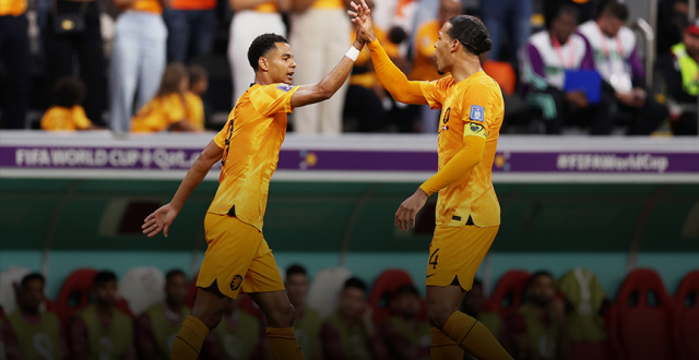 世界杯：荷兰2-0头名出线 卡塔尔3战全败成92年最惨东道主_腾讯新闻