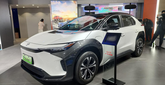 17万元就能买纯电中型SUV，丰田bZ4X官降后每年养车省4百_腾讯新闻