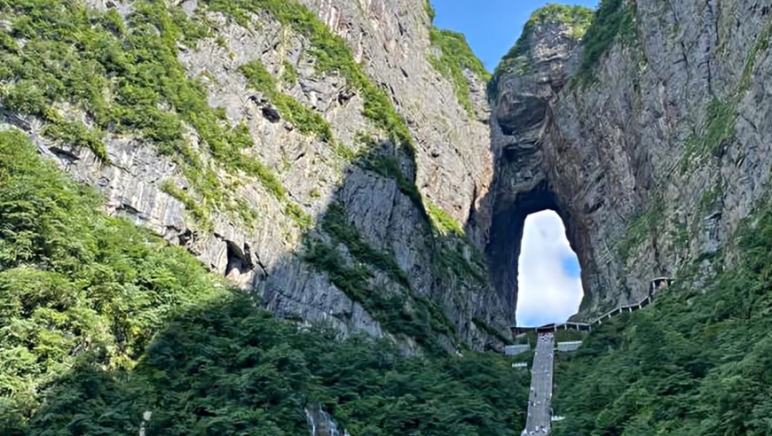 张家界跳崖，张家界游客坠崖女孩