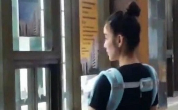 泰明星老公Pat抱着美女目送含泪监狱进儿子(女生坐图片