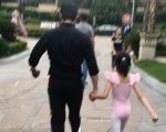 陆毅送女儿上芭蕾舞班 贝儿的大长腿逆天了