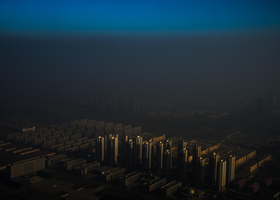 2015年12月10日，一片迷雾笼罩的天津。张磊（天津日报） 摄
