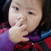 老妹儿打麻将胡牌了,一激动把牌全扔了