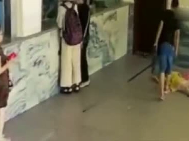 令人发指!男子疯狂暴击女子头部 众人冷漠围观