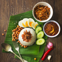 美女白色紧身裙配披肩,美艳动人