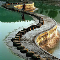 血泪婚姻:生孩子羊水破后走8公里山路,婆家无