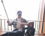 吴京和儿子同框玩耍温馨有爱，只是这玩具有点另类
