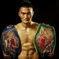 杨建平惨遭裁判下套,场上发飙怒打对手,致其跪