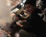 蒋劲夫长残？蹲坐路边烤肉变烧烤大叔，网友：差点以为是赵本山