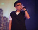 他靠“两只蝴蝶”红遍大江南北，如今发福做了大学老师