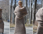 奇葩毛衣酷似大套袖 穿上像行走的毛毛虫