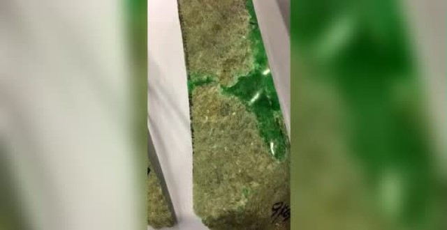 本届缅甸翡翠公盘首位网红原石200g底价720万