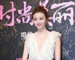 杨幂参加活动站位如7年前尴尬的范冰冰，仙剑三姐妹也塑料掉了？