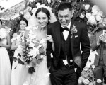 余文乐晒妻子亲手画的圣诞卡，网友发现亮点：真怀孕了？