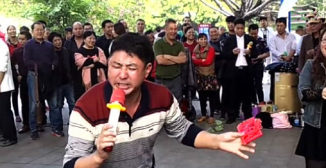 流浪歌手街头演唱《儿行千里》唱哭天下父母