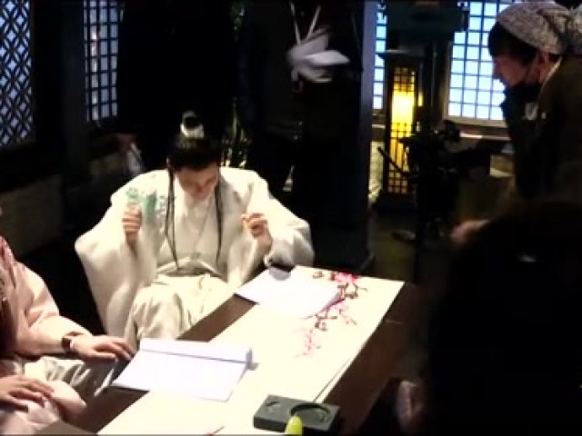 李易峰带病拍摄《赞赞新时代》沙哑嗓音惹人心