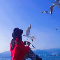 国外的家长会把刚出生的小宝宝扔进泳池里 让