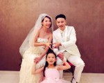 蔡少芬张晋结婚十周年，再穿婚纱与女儿一起拍照，幸福满满