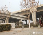 郑州有座“憋屈”天桥 个高的人得小心了