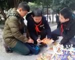 特殊“寒假作业”:5名小学生重庆街头卖书