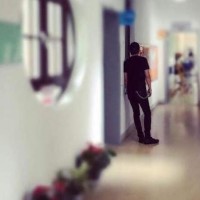 网友偶遇窦唯骑电瓶车载人,后座上是窦靖童?