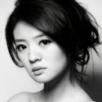 冯提莫正在直播,美女舍友突然回来!没想到这颜