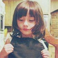 小哥哥照看女宝宝,用婴儿语聊天,宝宝直蹬腿儿