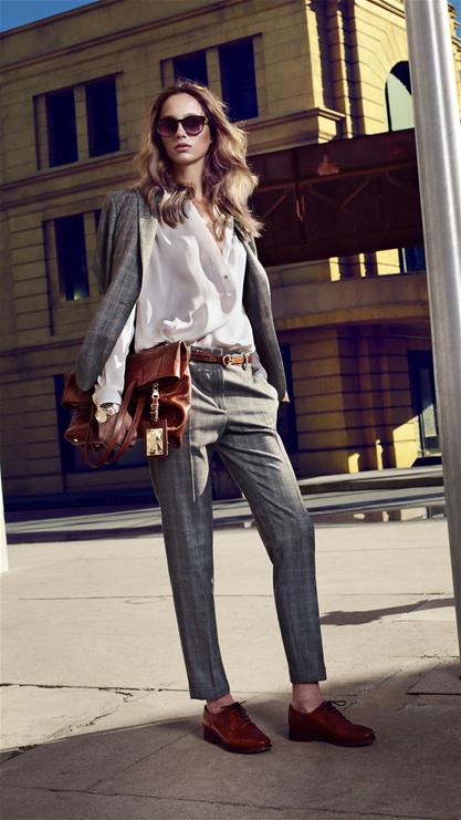 小伙子走投无路,看到流浪歌手赚钱,也去唱歌,居