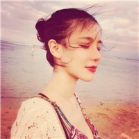 黑色连衣长裙配上高跟鞋,这才是真正的长腿女