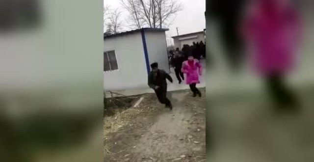 过年赌博的注意了:看看农村抓赌现场