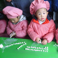 托马斯小火车和闪电麦昆比赛做游戏 益智玩具