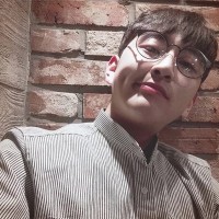 花姐和广东雨神在街头卖唱 有人来给钱了 这是