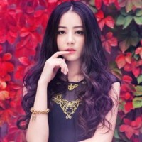 迪丽热巴时尚写真曝光,金色深v吊带裙性感惊艳