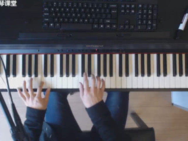 三分钟教会你常用的和弦标记,左右手在钢琴上