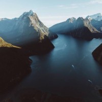 又是摸脸又是捏下巴 杨幂在《谈判官》里花式