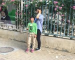 北京5岁男童被疯狗咬伤 家长接娃拿棍棒防狗