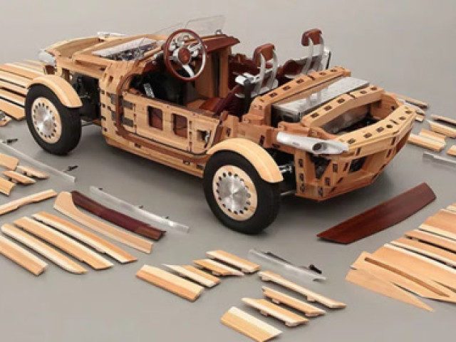 陕西潼关县移民局办公室主任在KTV猛摔东西 