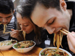 老外评价菜刀太寒酸,中国厨师用菜刀切菜实力