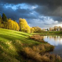 小孩模拟警察抓坏人,感叹国外的教育理念