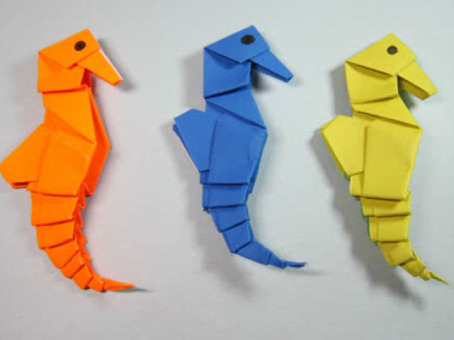 简单的折纸小动物,一张纸就能学会海马的手工折法