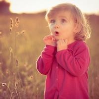 明明开心的要飞起的凌玲,此刻 还装的这么柔弱