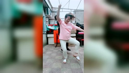 小伙套路女友,女友还蒙在鼓里,听到旁边的咳嗽