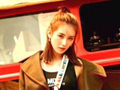 宋佳穿两件竖条纹衣服,一件显瘦一件显胖,条纹