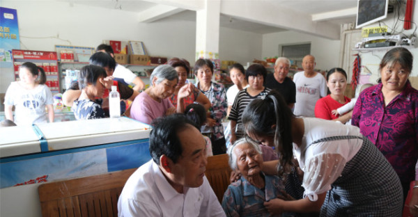 高三毕业生拥抱分别互送祝福 陪读家长一旁看