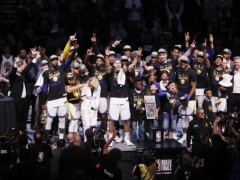 詹姆斯回家心情好,脚上的鞋太骚气,下一场将穿